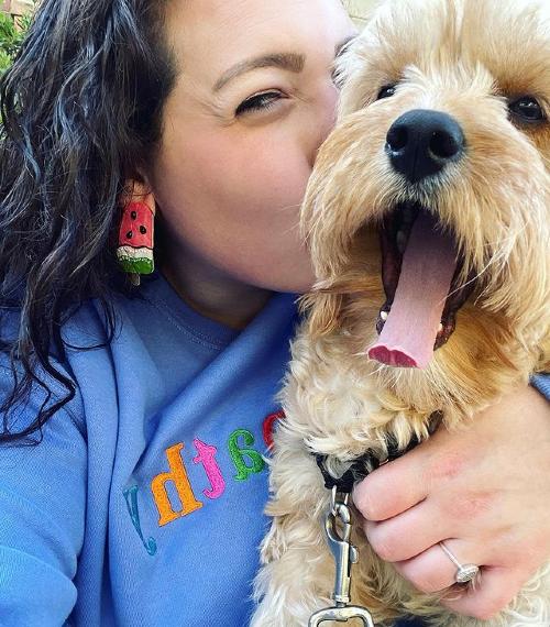 Caroline Billinson kissing Penny | Dog influencers
