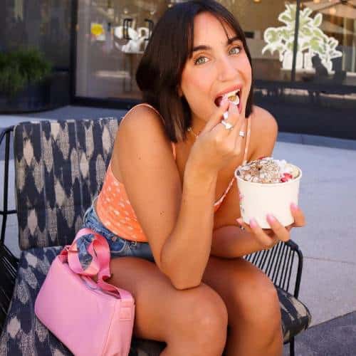 Clara Guillem eating a healthy yogurt fruit mix | Body Positivity Influencers Featured on Afluencer