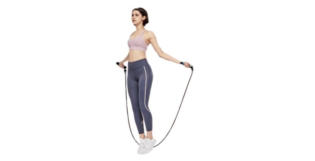 CrossFitBeaute | Woman exercising jumping rope