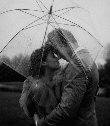 Hannah Edie | Black and white photo couple under unmbrella