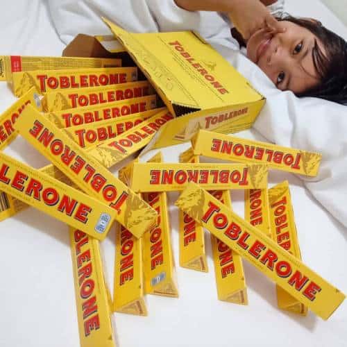 Jainer Arzaga | Daughter lying with a load of Toblerone chocolates