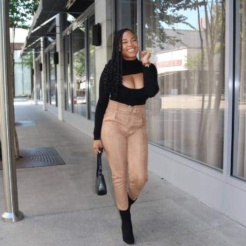 Kam Williams walking along the sidewalk | Model, influencer and entrepreneur