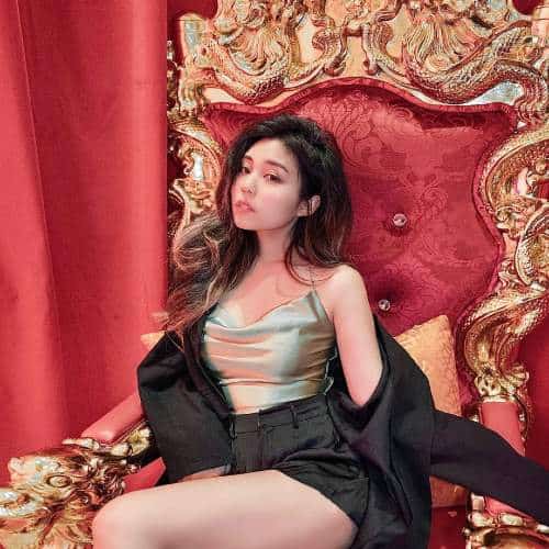 Ling Chen sitting on the throne | Top Social Media Influencers Featured on Afluencer