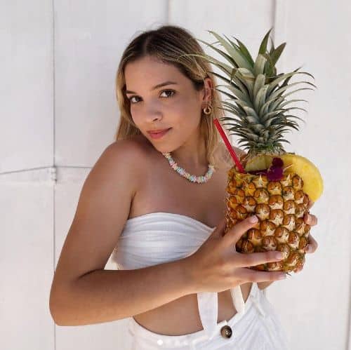 Miurica Duarte | Holding a pineapple | Fashionista into Beauty and Lifestyle