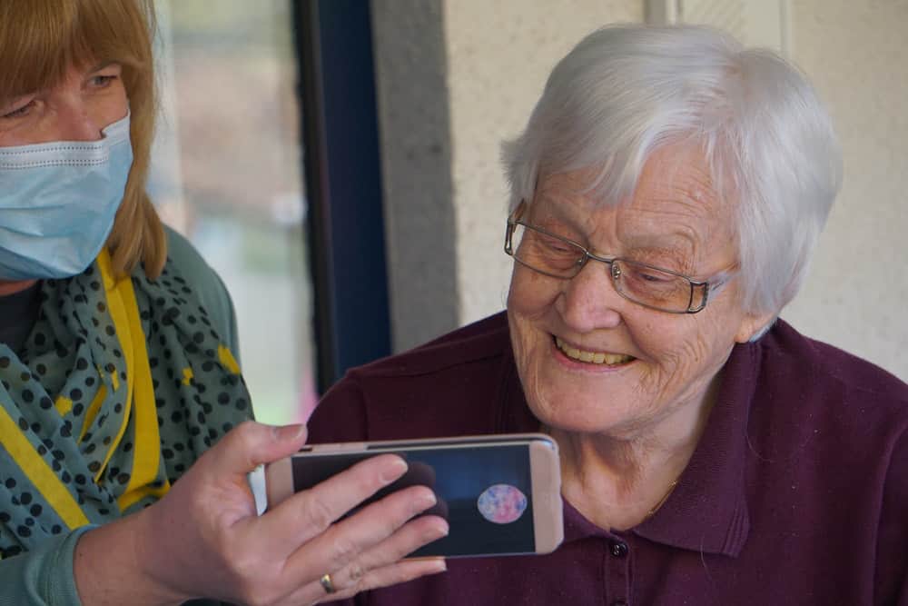 boomer lady loooking at the phone