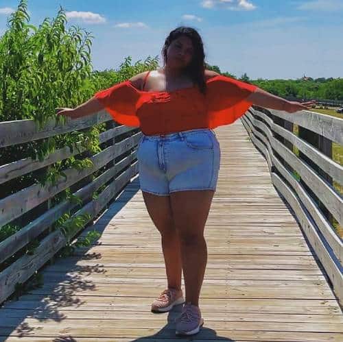 Rocio Montejo posing on a wooden pedestrian bridge | micro-influencers