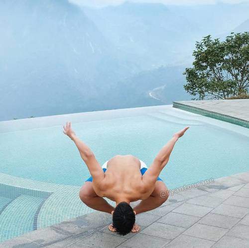 Ryan Nguyen working out poolside in the mountains | Inspiring Social Media Influencers