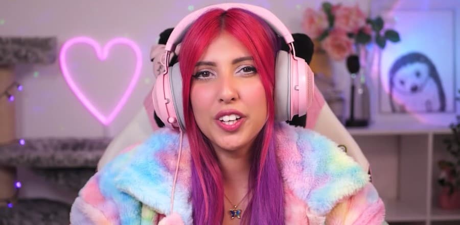 Yammay with pink headphones | British Gamer Girl